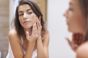 Jizvy po akné: Jak vznikají a jak se jich efektivně zbavit pomocí K-Beauty
