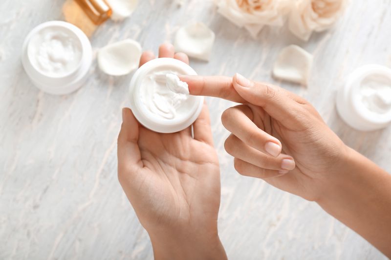Peptidy v kosmetice: Klíč ke zdravé a mladistvé pleti