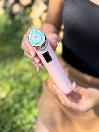 AKTIVUJEM SA PRI DOTYKU s tvojou pokožkou. 🌸 Pomáham preniknúť aktívnym látkam hlbšie do pleti, podporujem vstrebávanie a...